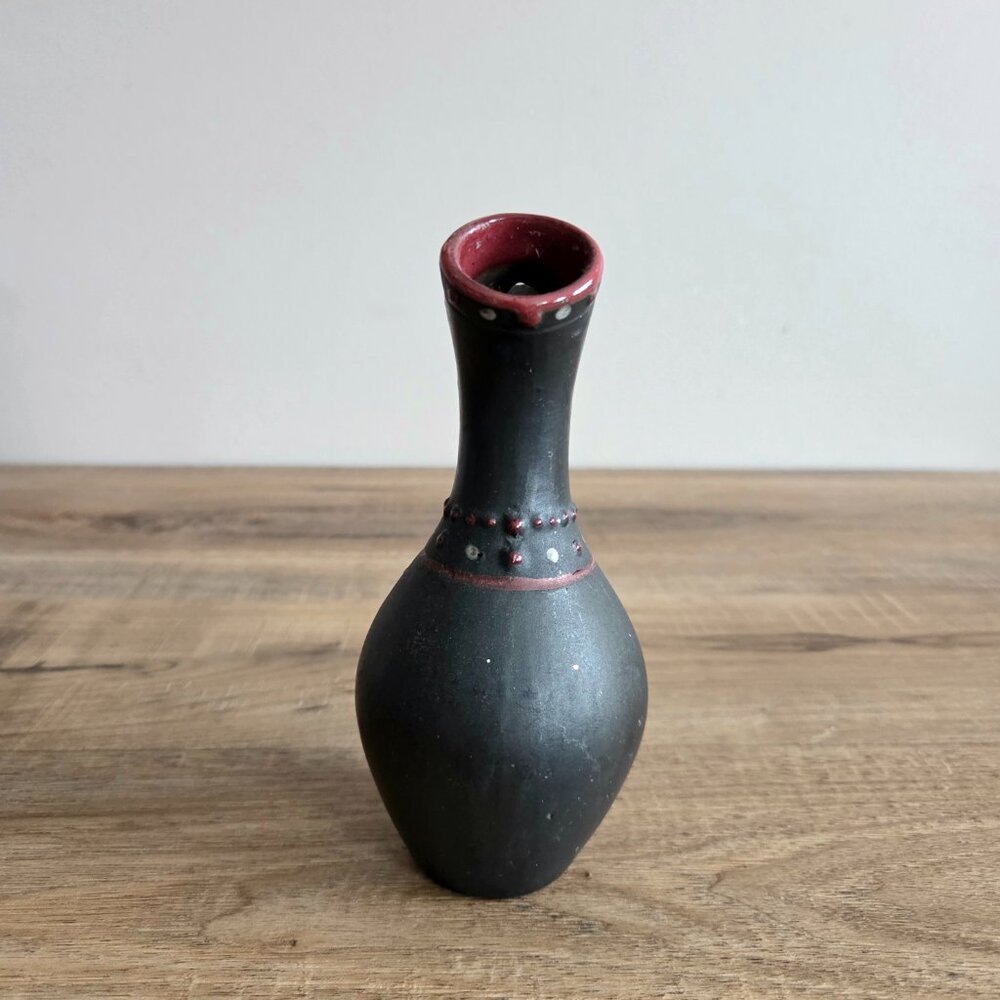 Vintage 1970s art pottery ceramic carafe/pitcher penguin shape. Vintage kitchen. - Picture 5 of 7